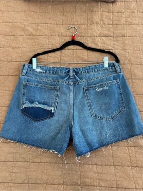 NWOT Vici Blue Distressed Denim ‘Sarah’ Embroidered Back-Pocket Shorts